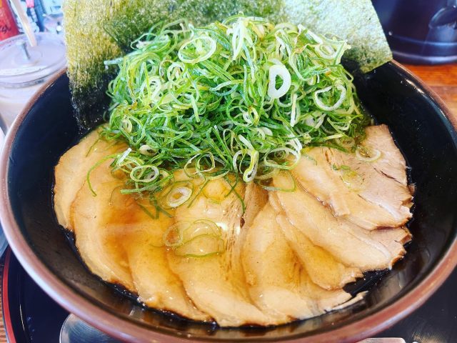 夢屋台 尼崎本店さん

白ごはんに辛ニラとニンニクのせて
ネギとチャーシューを纏わせてから
海苔で巻き巻き〜💕

1ヶ月分のネギ摂取完了😋笑