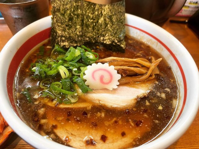 本店尼崎 塩元帥さん

塩元帥さんで醤油ラーメン？？？

ふふふ😏実は…
総大醤さんの流れをくんでいるので
醤油も圧倒的に美味なのさ〜💕